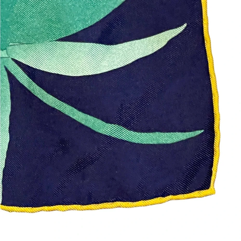 SALVATORE FERRAGAMO beautiful Print Silk Large Scarf